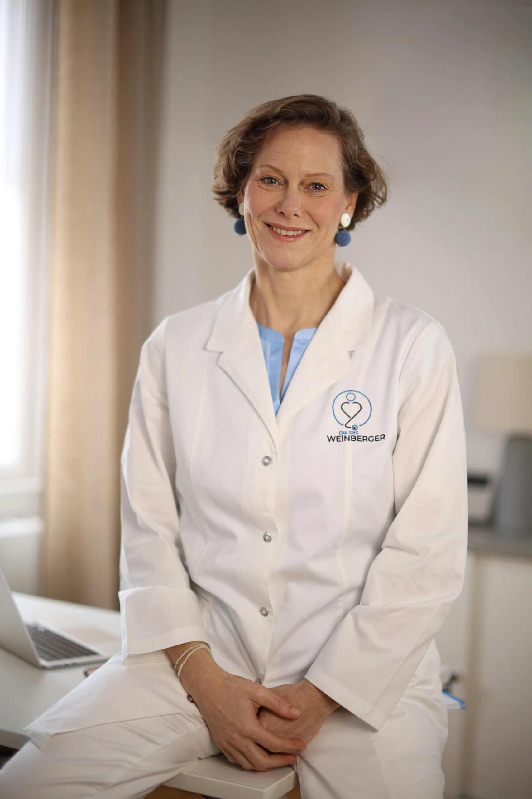 Ganzkörperporträt von Dr. Iris Weinberger in medizinischer Arbeitskleidung