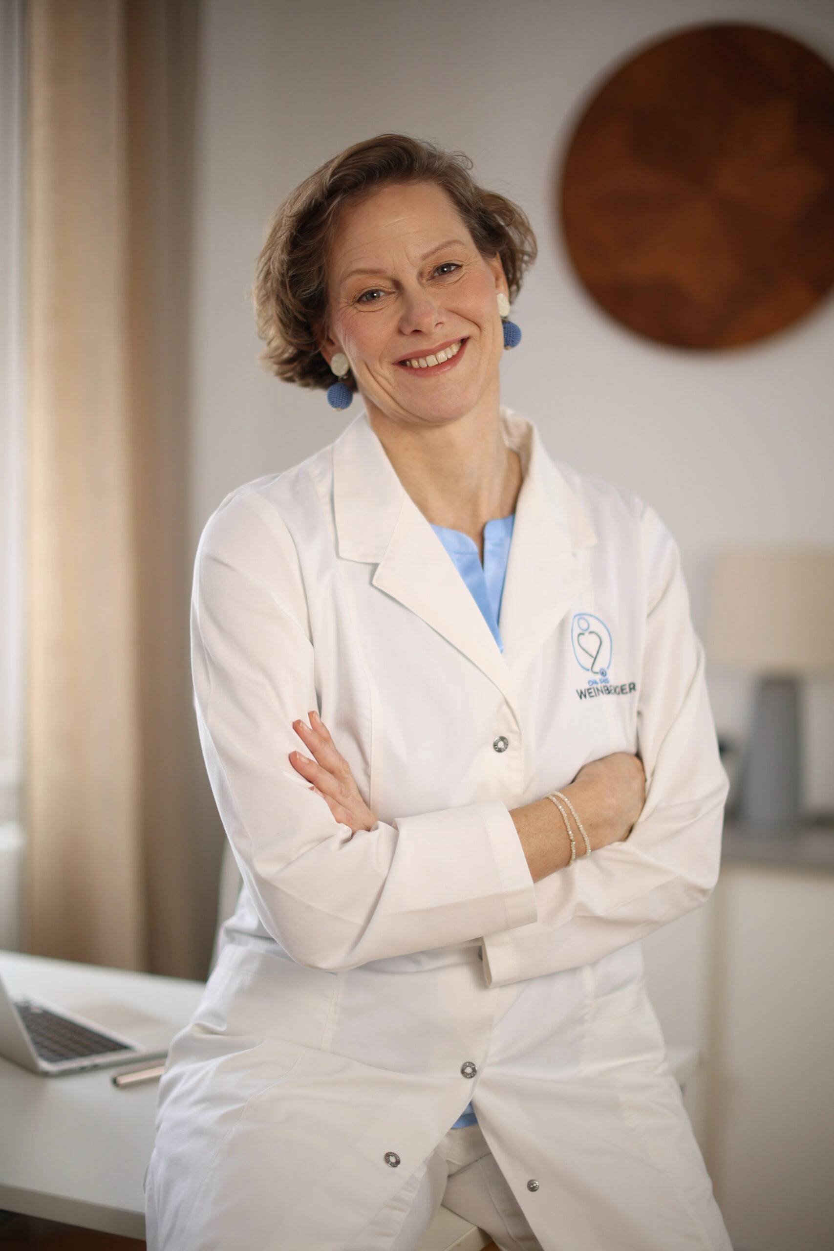 Ganzkörperporträt von Dr. Iris Weinberger in medizinischer Arbeitskleidung, andere Pose