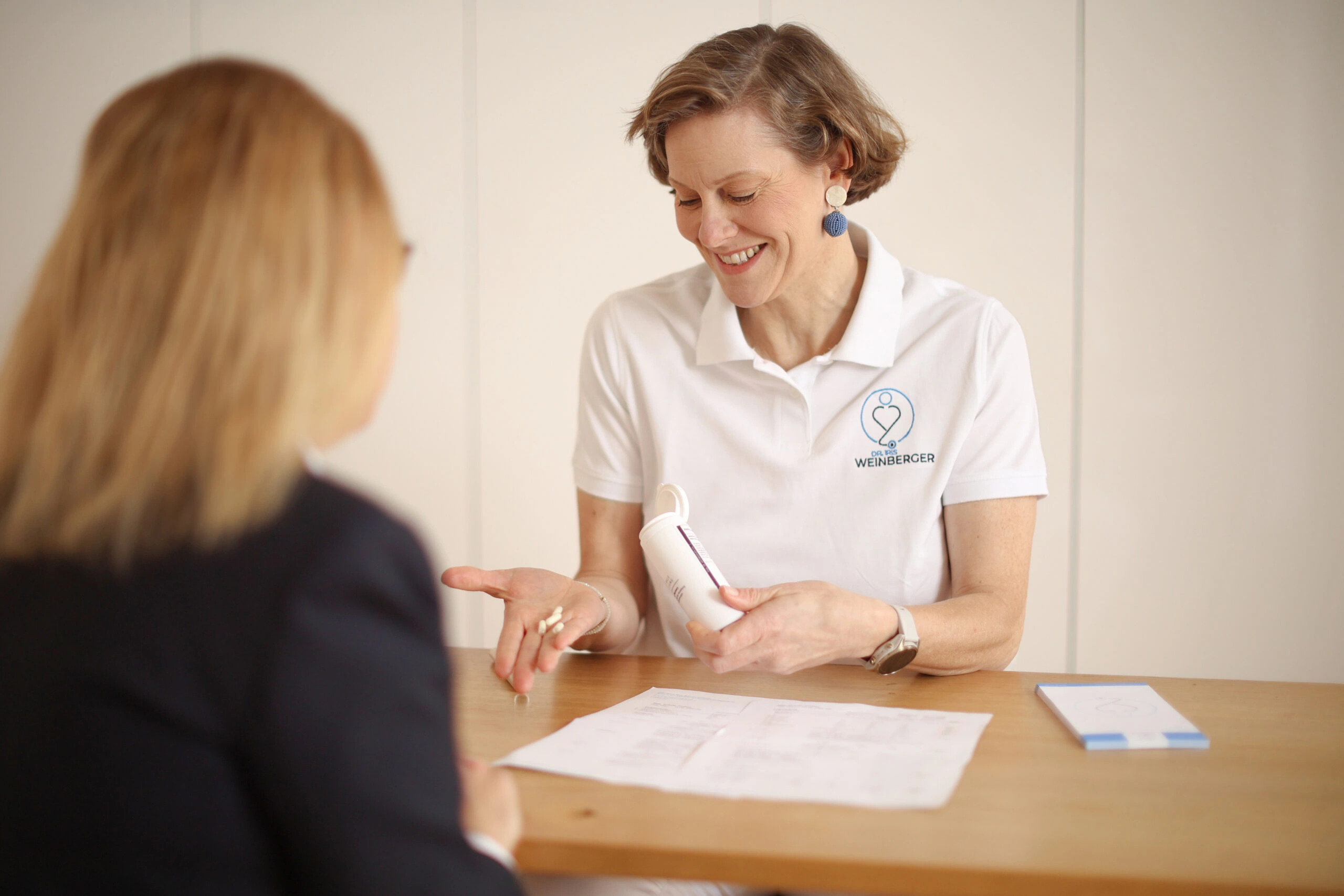 Dr. Iris Weinberger berät eine Patientin zur humanidenten Hormontherapie