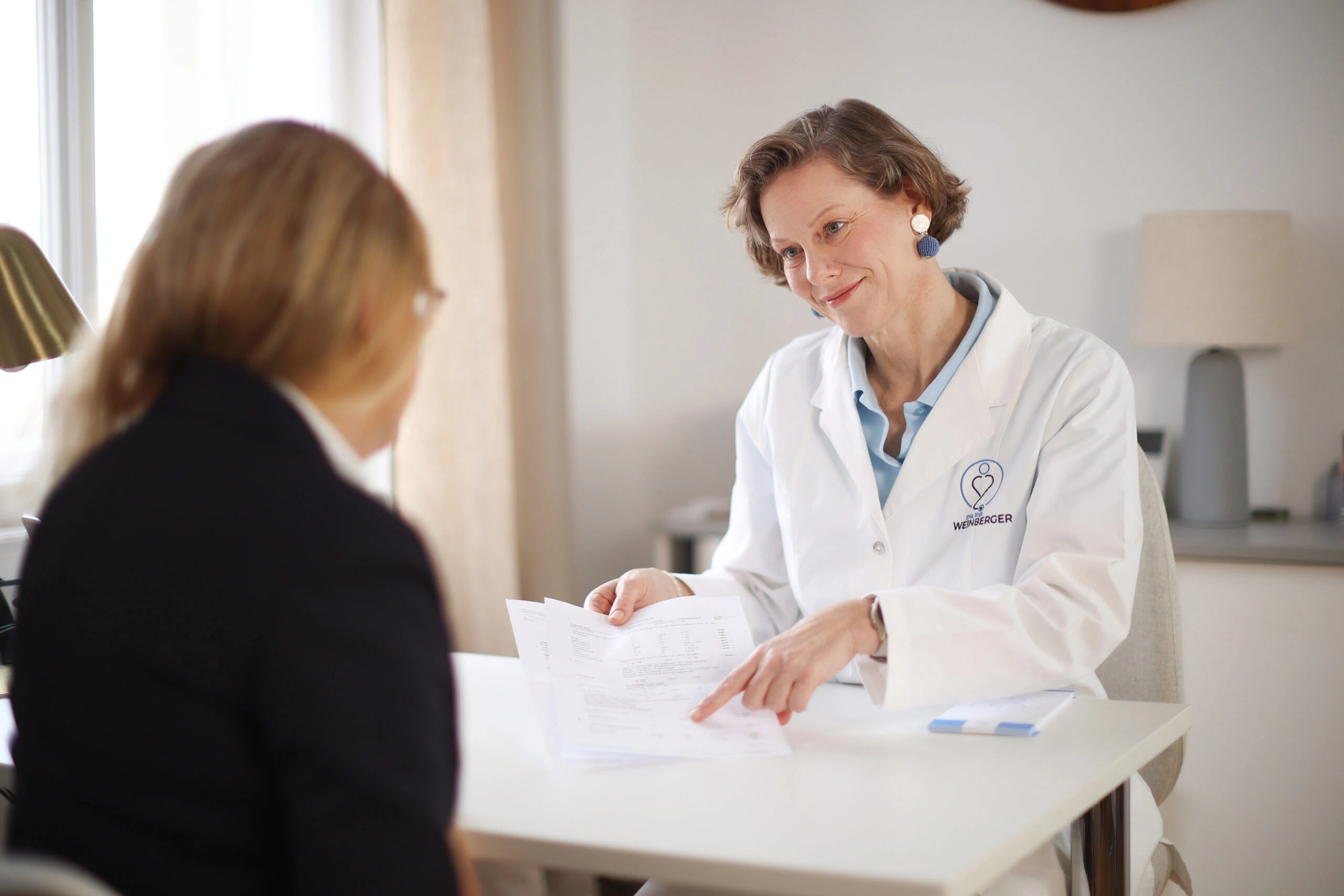 Dr. Iris Weinberger im persönlichen Gespräch mit einer Patientin in der Ordination