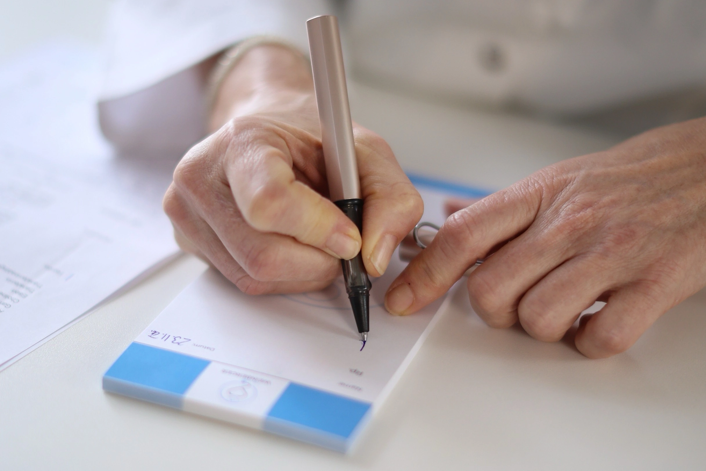 Dr. Iris Weinberger bei der medizinischen Arbeit in ihrer Ordination