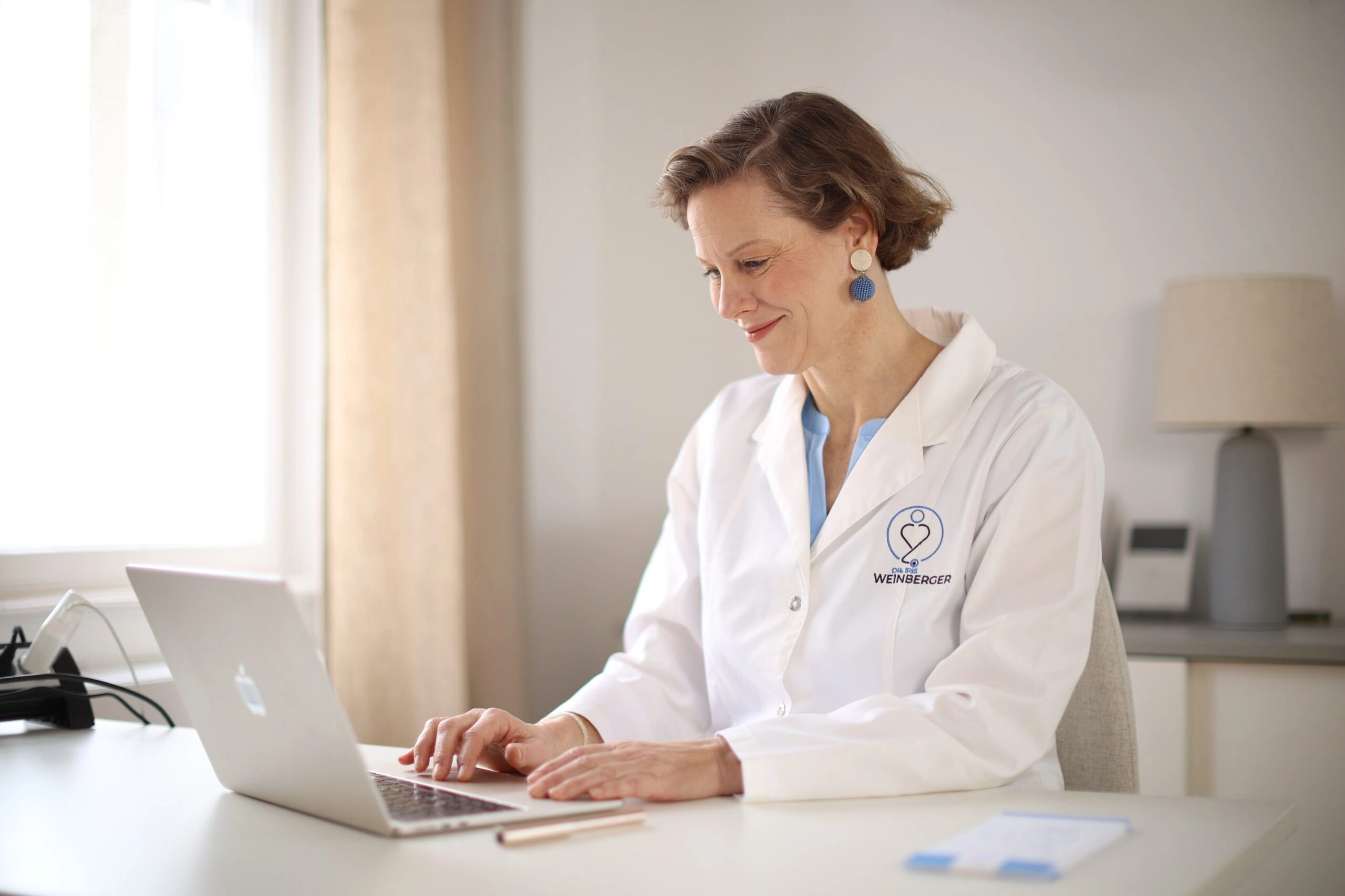 Dr. Iris Weinberger bei der medizinischen Arbeit in ihrer Ordination
