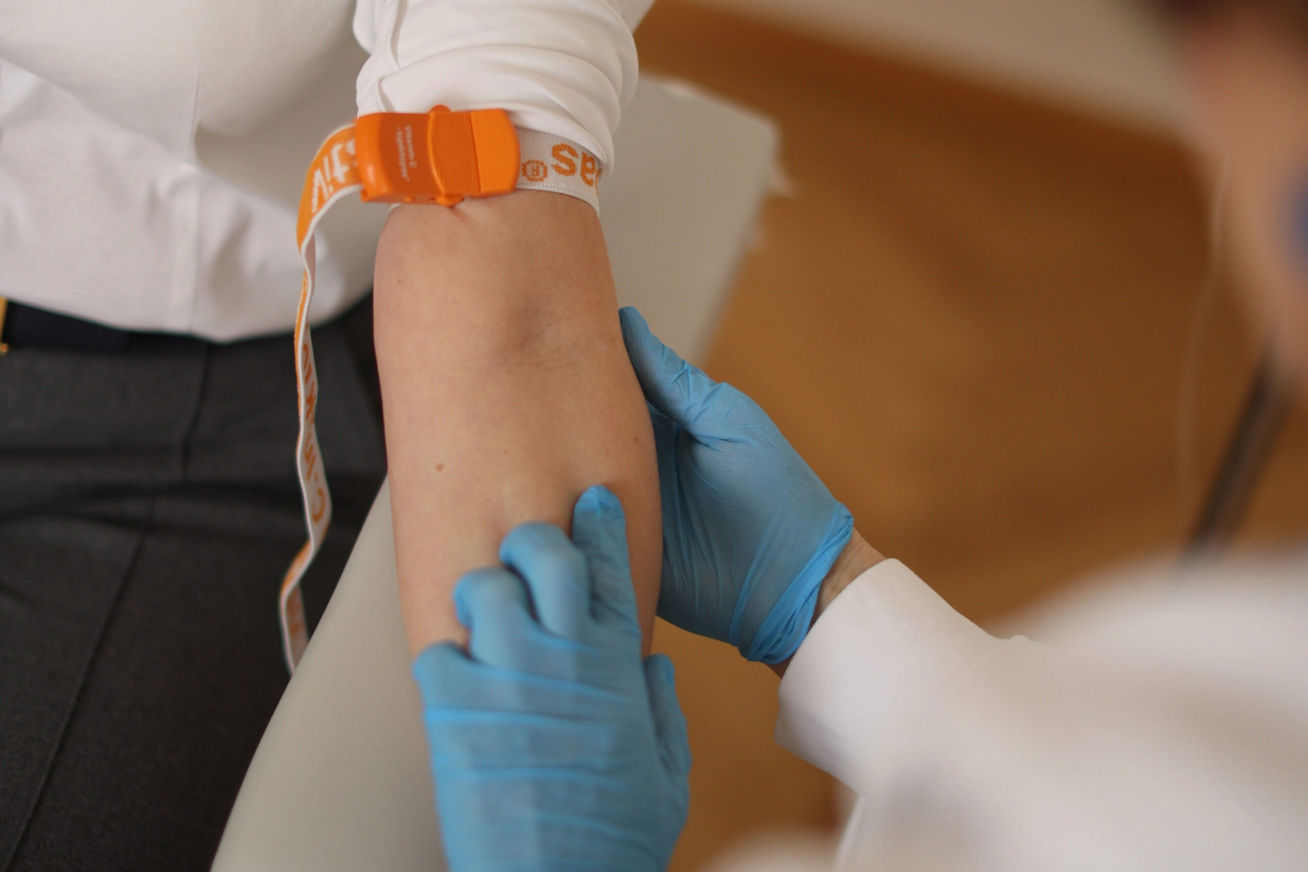 Dr. Iris Weinberger bei der medizinischen Arbeit in ihrer Ordination