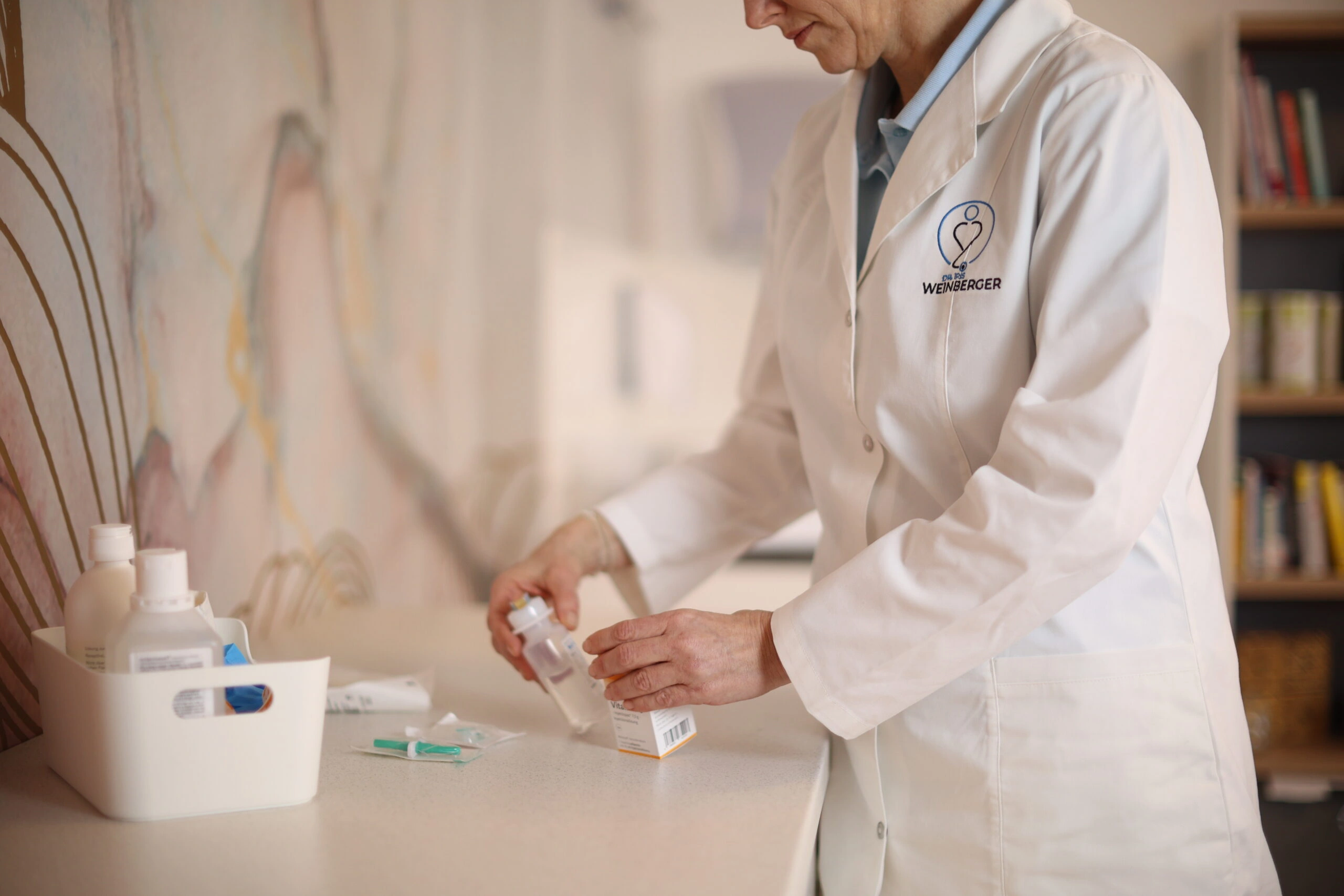 Dr. Iris Weinberger bei der medizinischen Arbeit in ihrer Ordination