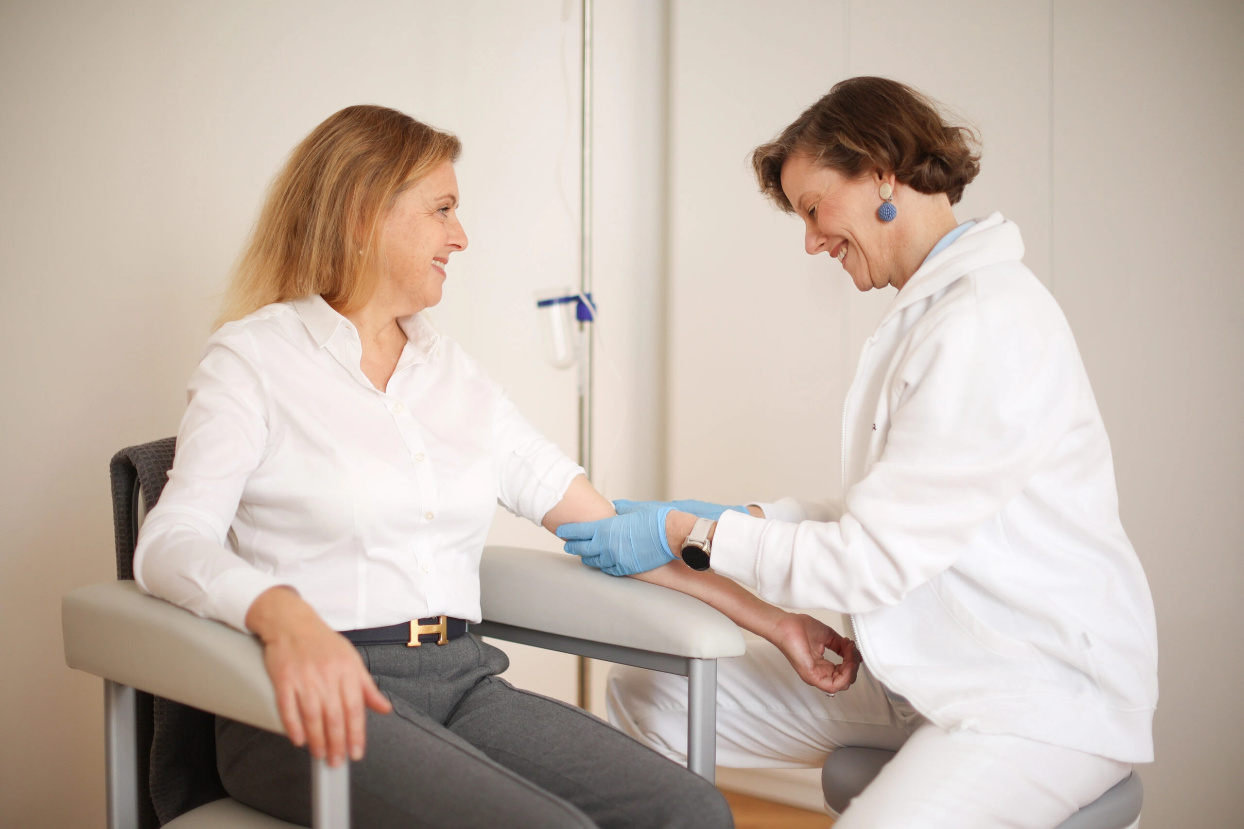 Dr. Iris Weinberger im persönlichen Gespräch mit einer Patientin in der Ordination